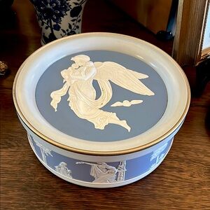 Vintage Wedgwood Blue and White Cookie Biscuit Tin